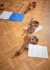 Violinen und Notenblätter auf dem Boden