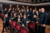 Orchesterfoto: Alle Musiker:innen des Kammerorchester Basel sitzen oder stehen mit Ihren Instrumenten im Publikumsbereich des Stadtcasino Basel