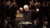Der Dirigent Giovanni Antonini aus der Perspektive des Orchesters, im Hintergrund ist das Publikum zu sehen. Er dirigiert mit grossen Gesten. Der Titel "Vedrai carino" ist eingeblendet.