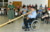Mann im Rollstuhl spielt Alphorn