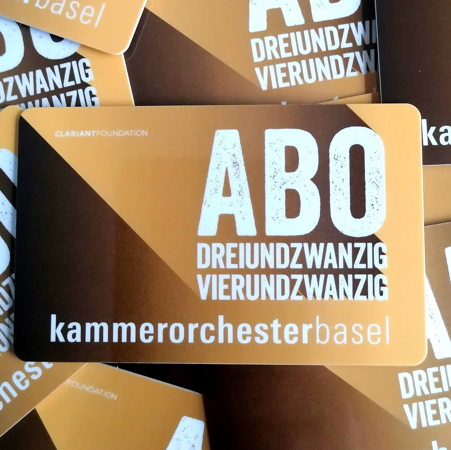 Abo-Karte, Weisse Schrift auf gelbem Hintergrund: "Abo Dreiundzwanzig Vierundzwanzig"
