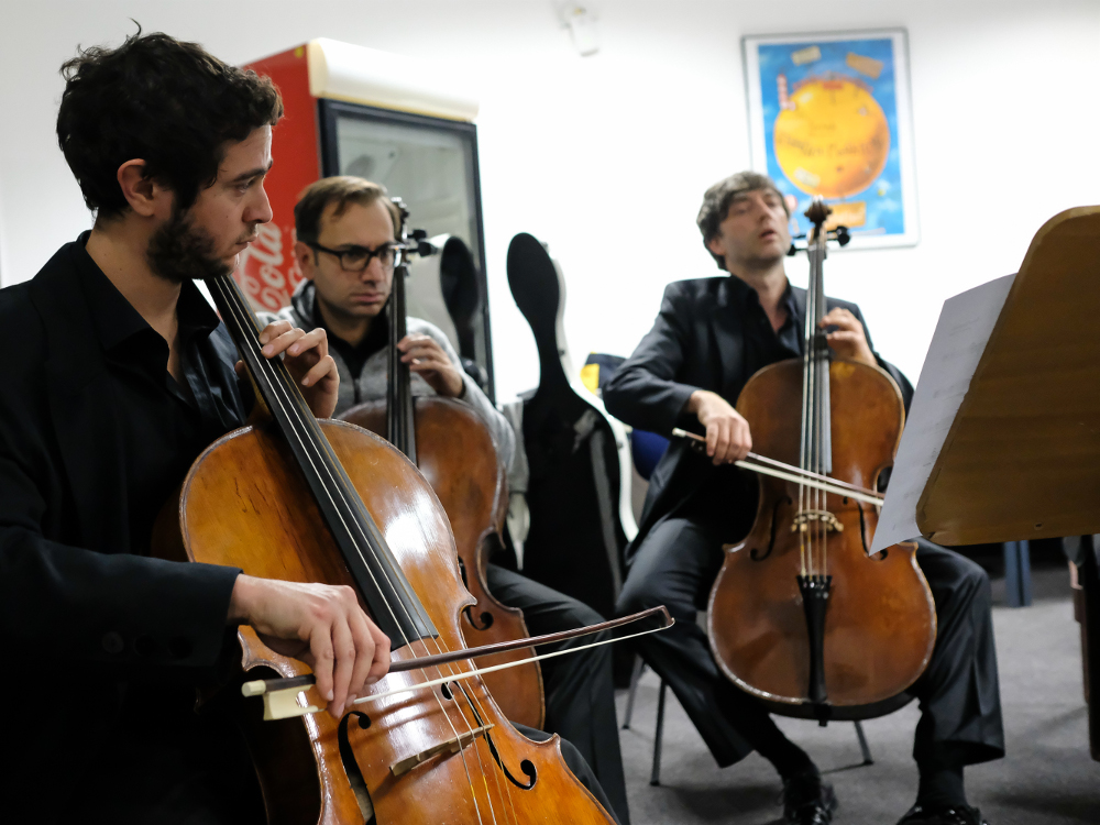 Cellisten beim Proben