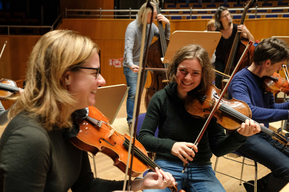 Geigerinnen bei der Probe