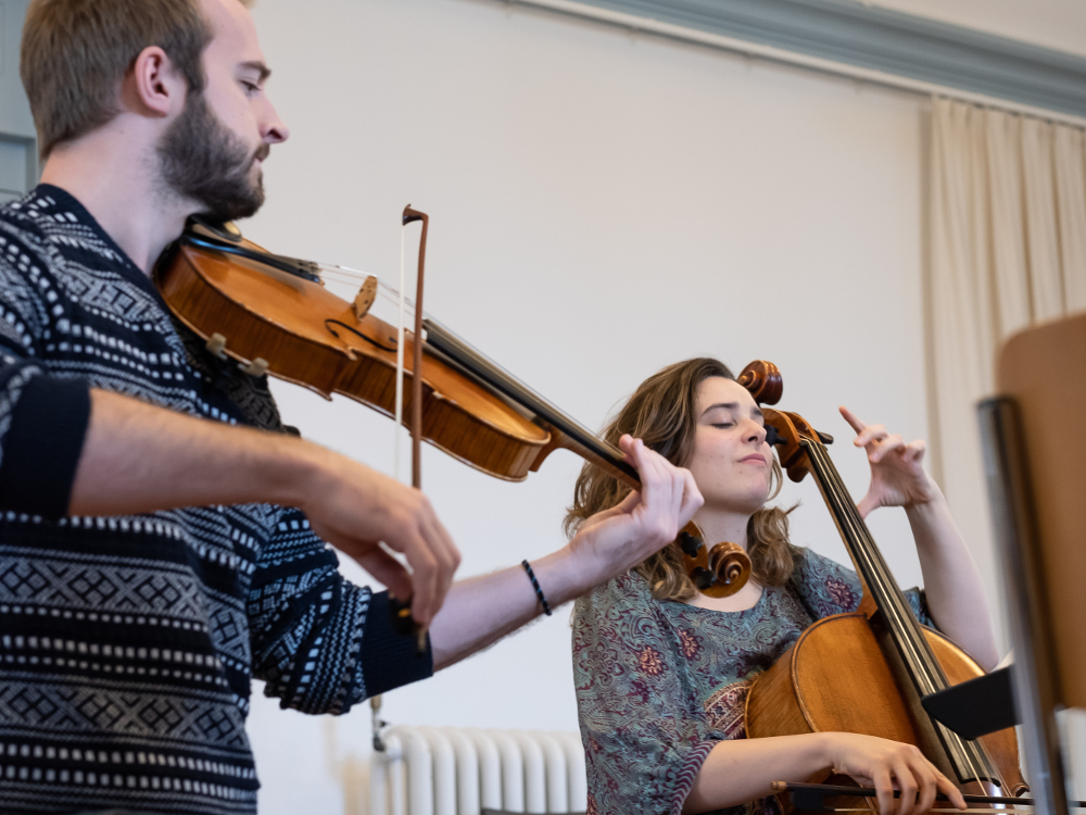 Geiger und Cellistin bei der Probe