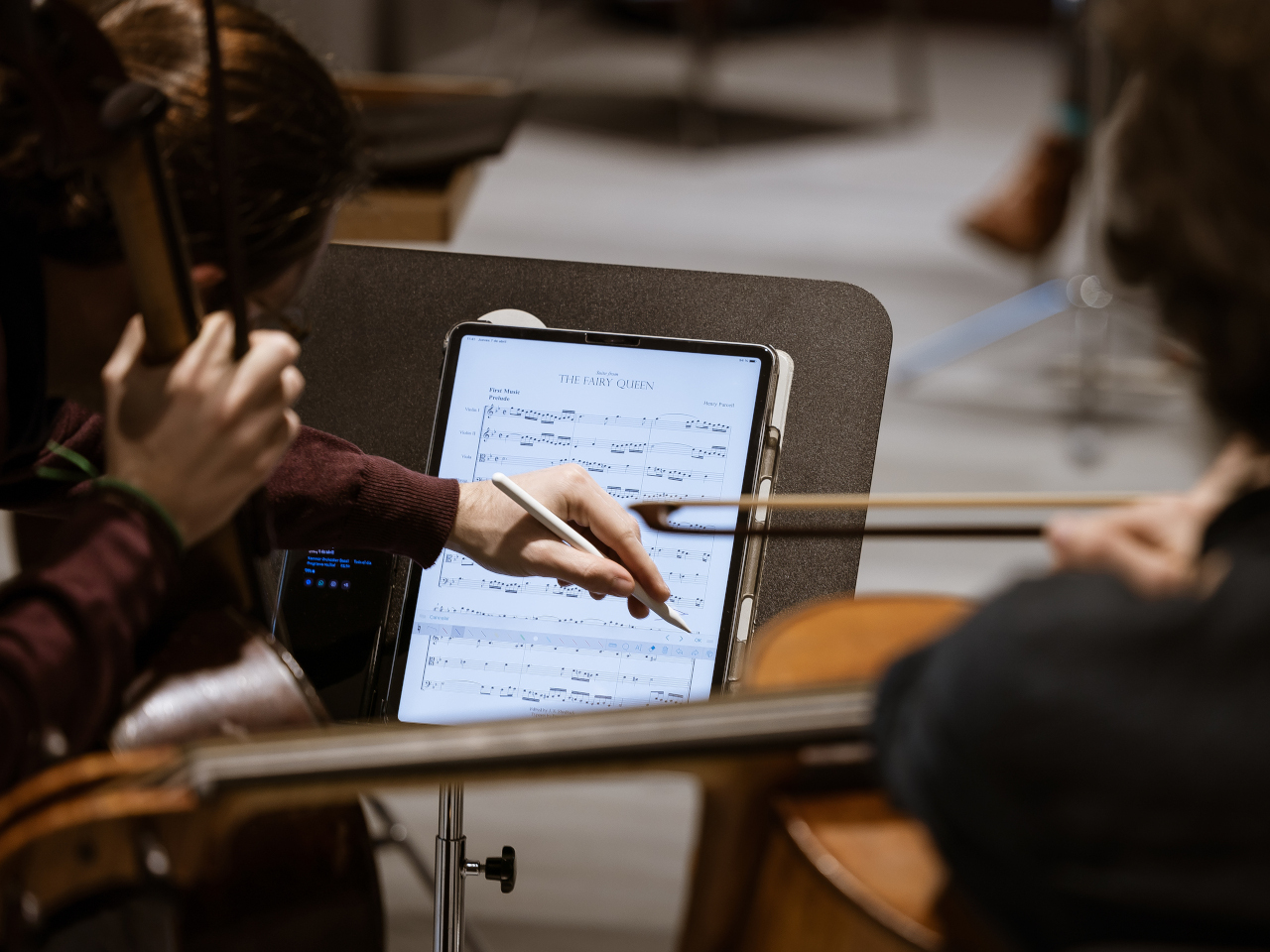 Cellist macht Notizen in seine Noten