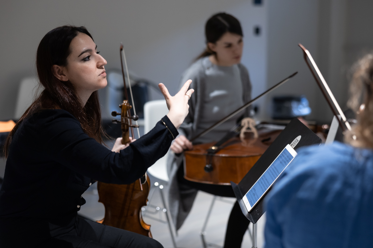 Portrait Musikerin erklärt etwas