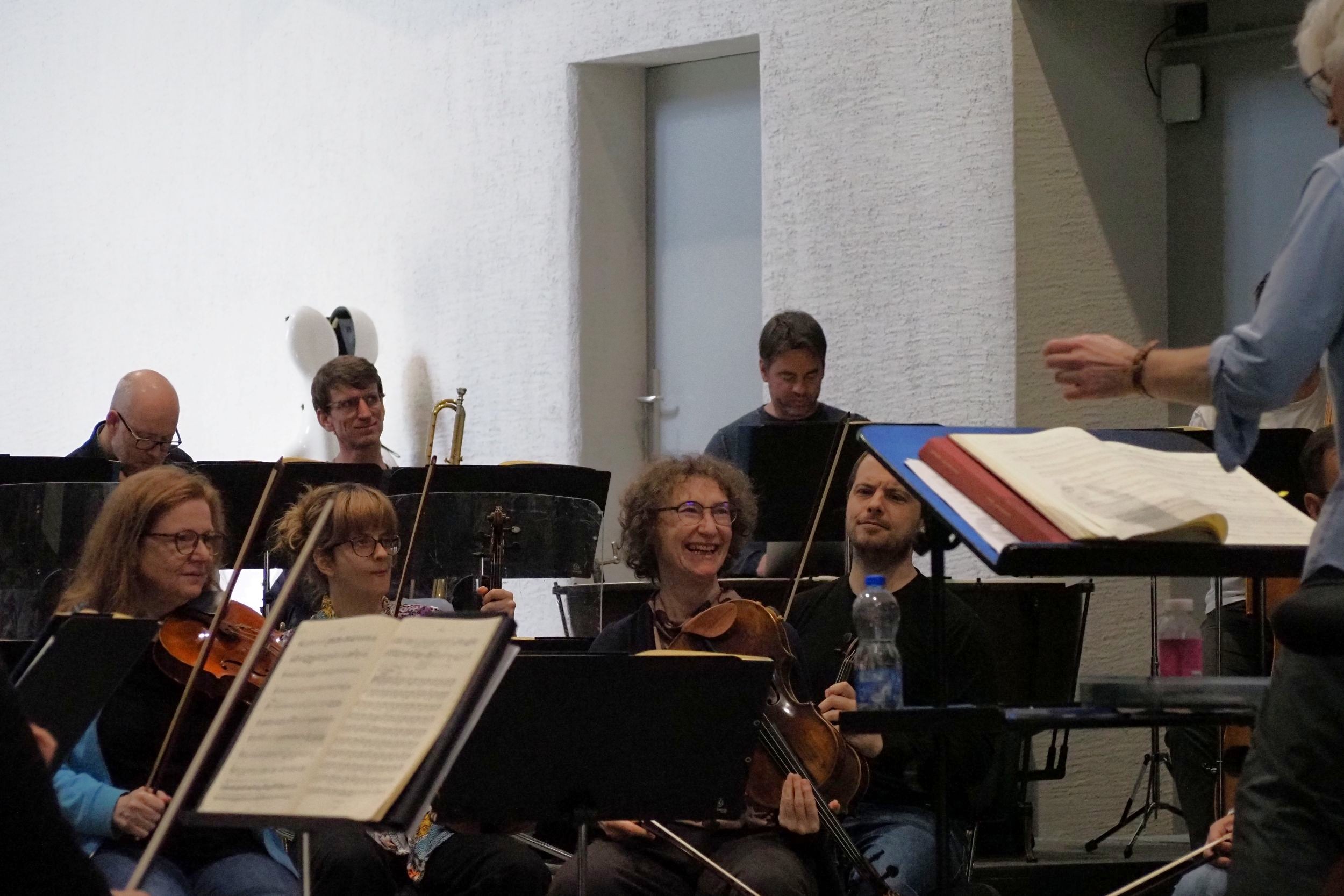 Bratschistinnen, sitzend in der Orchesterprobe.