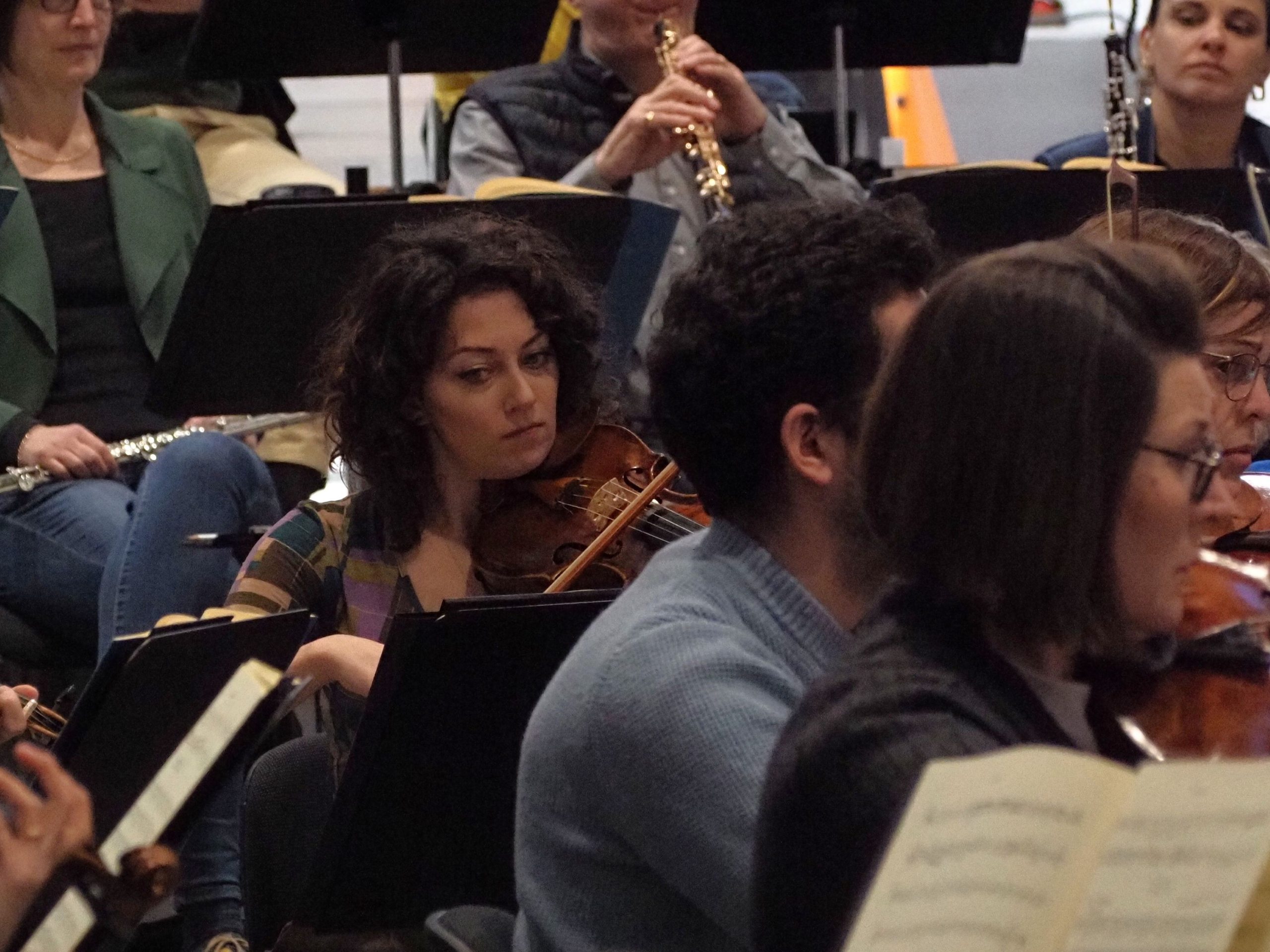 Geigerin in einer Orchesterprobe