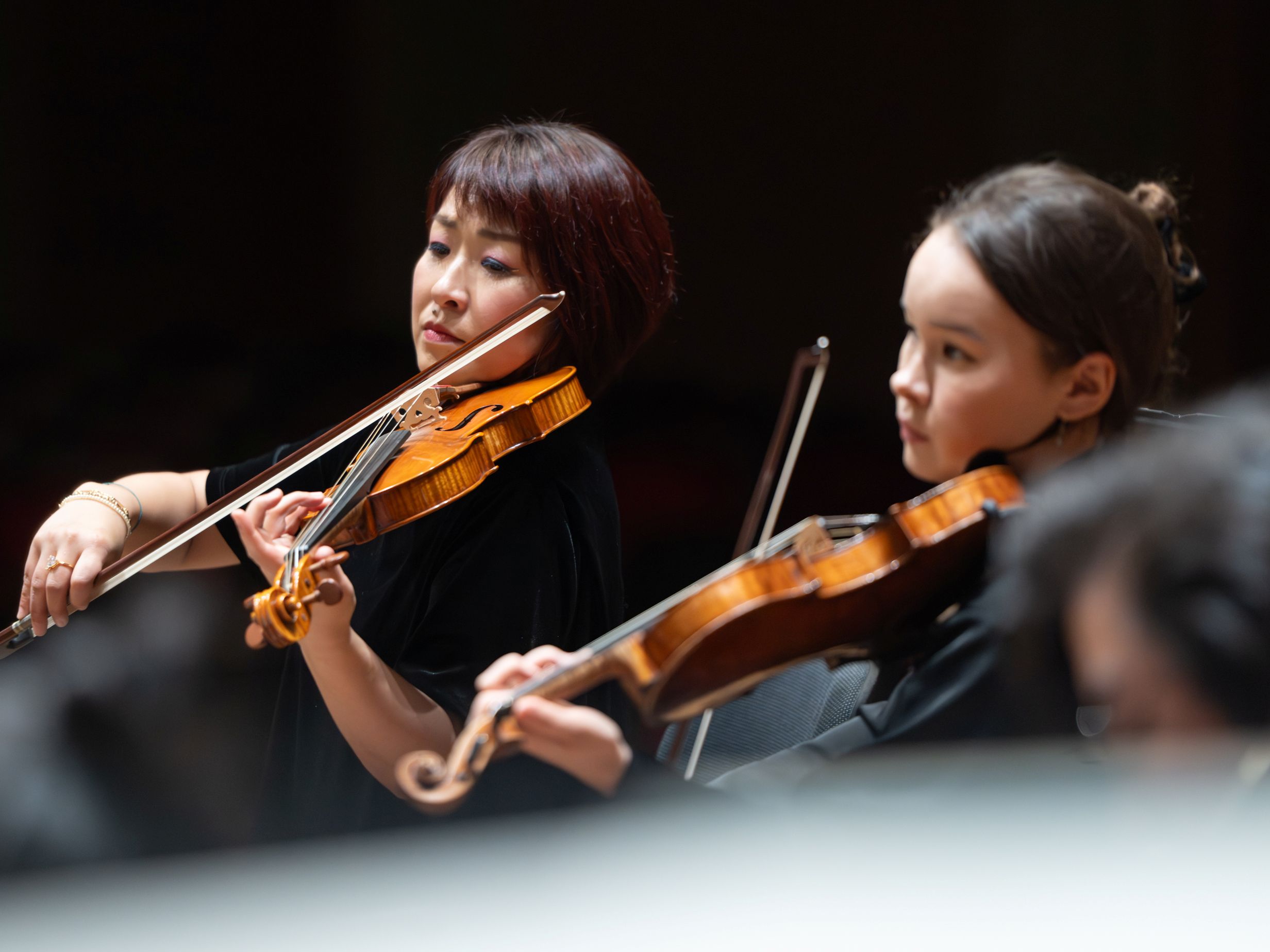 Zwei Musikerinnen mit ihrer Violine im Konzert