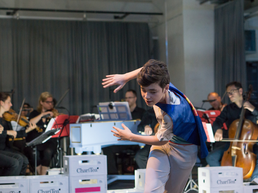 Junge als Superman verkleidet