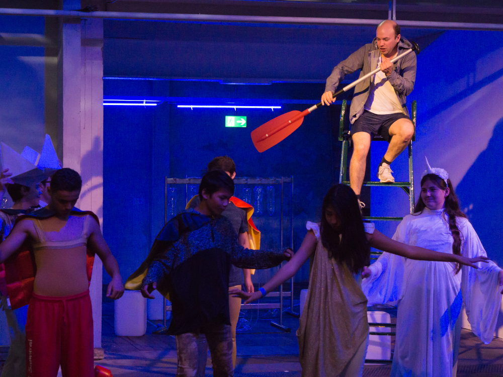 Gruppe von Kindern beim Theaterspielen