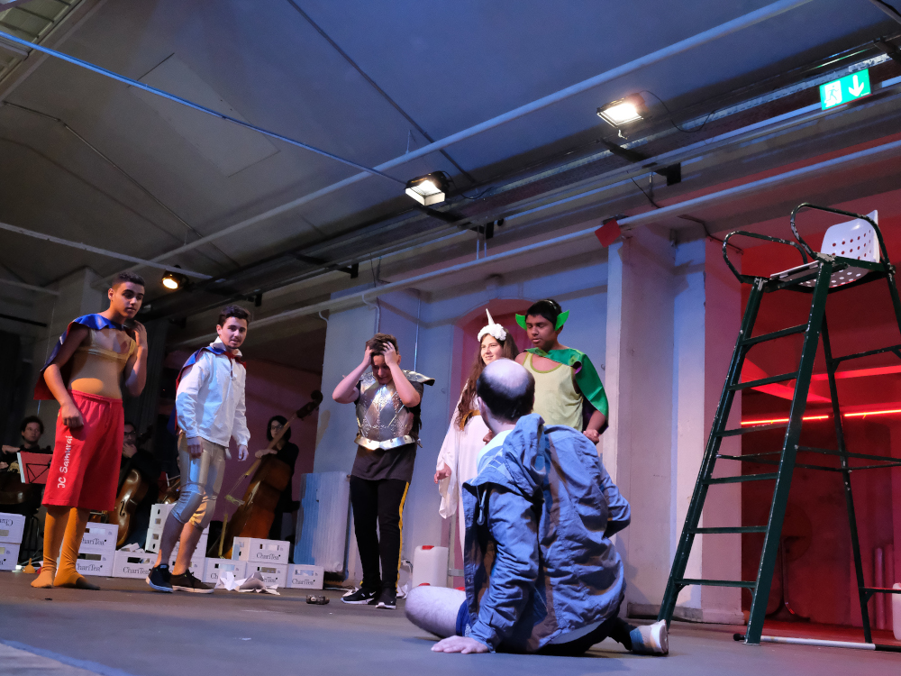 Gruppe von Kindern beim Theaterspielen