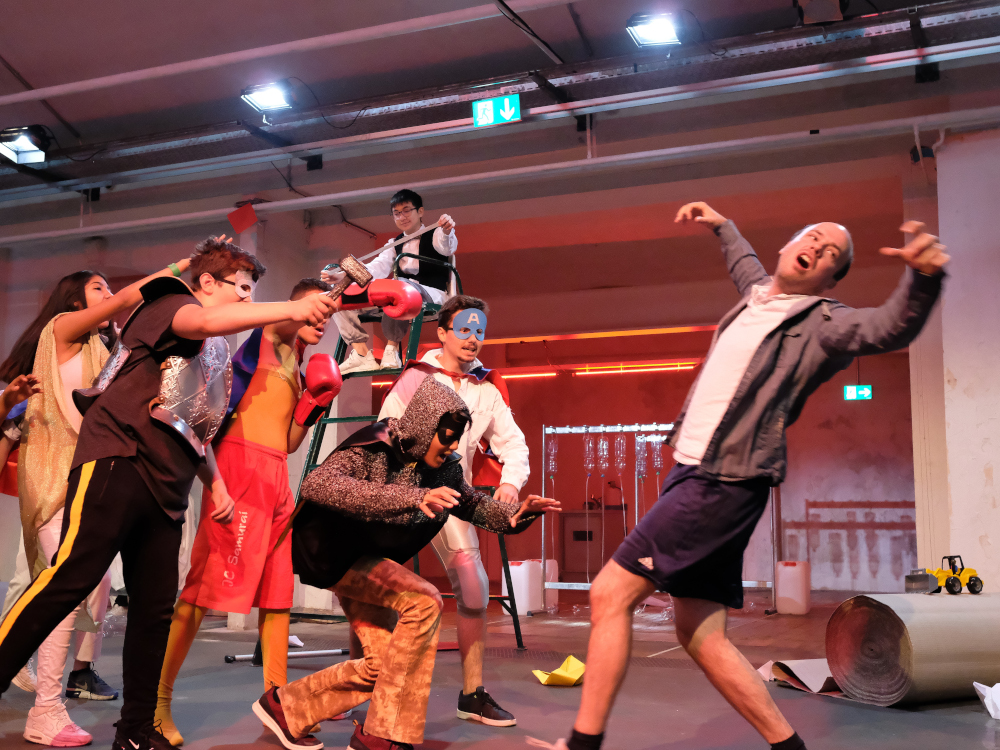 Kinder als Superhelden verkleidet greifen einen Mann an