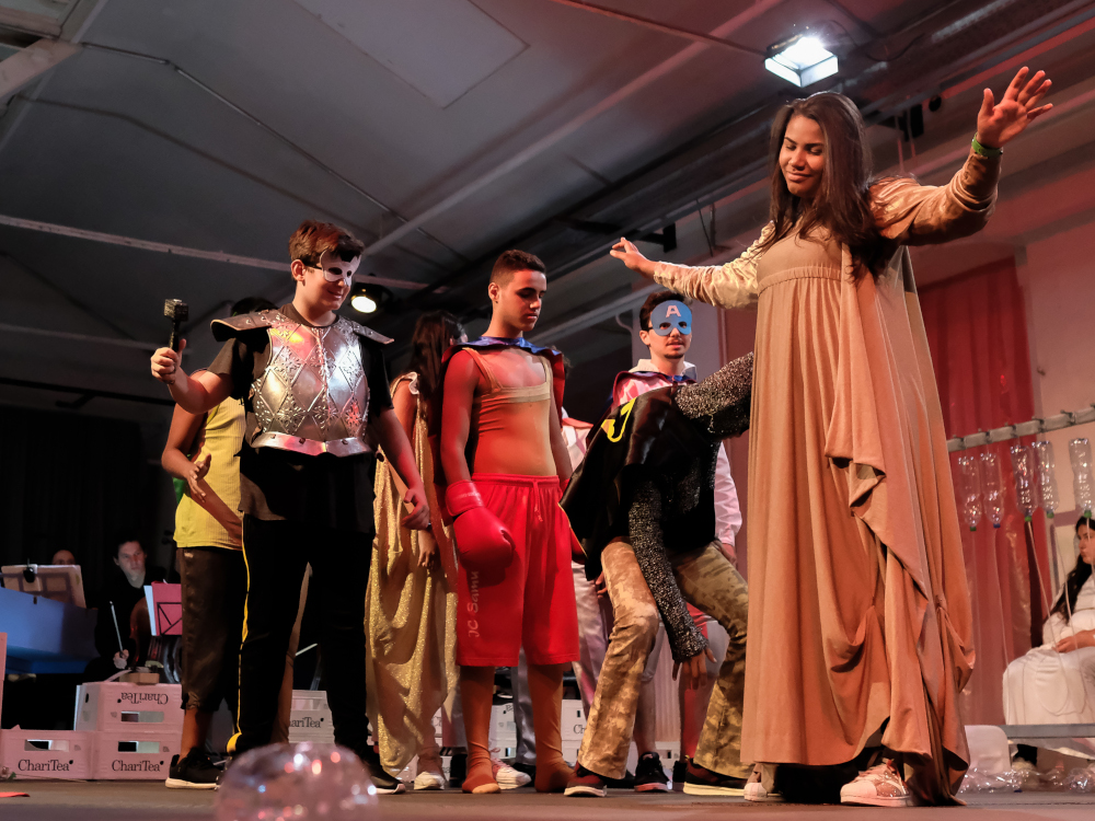 Kinder als Superhelden verkleidet