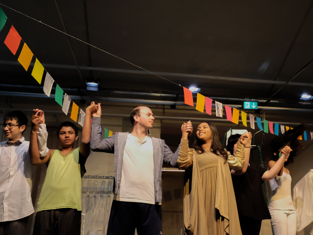 Darsteller:innen verbeugen sich