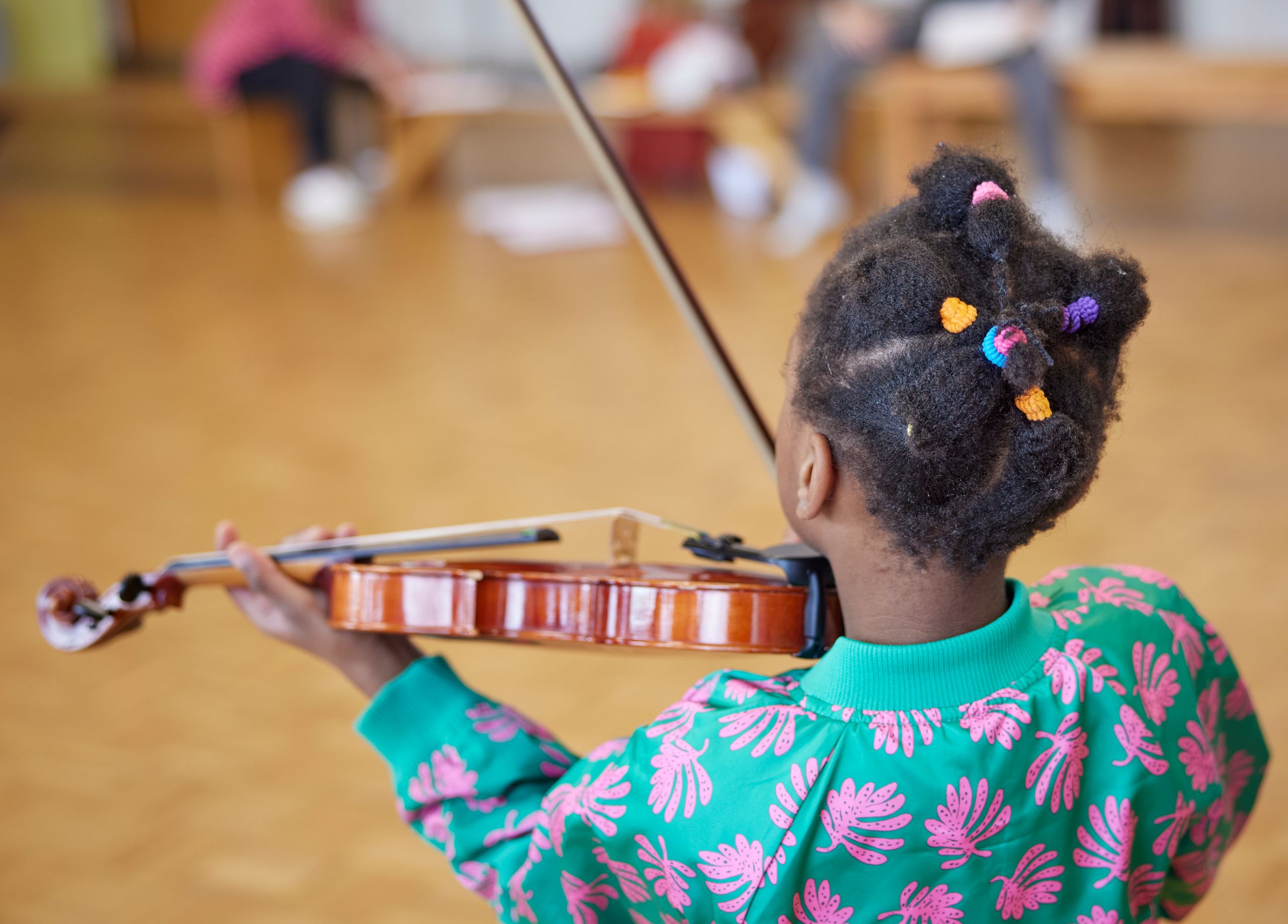Junges Mädchen, das lernt die Geige zu spielen