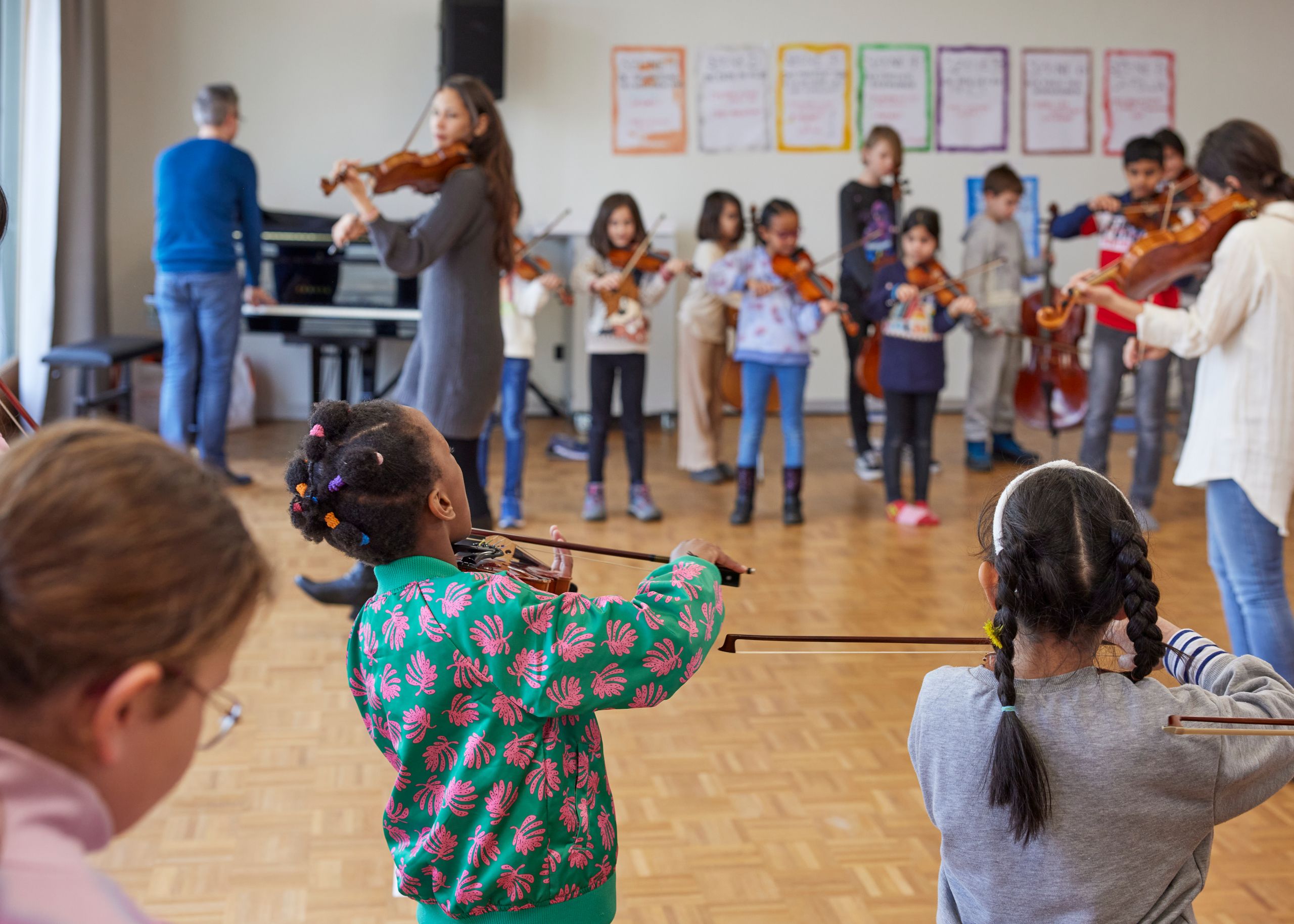 Kindergruppe mit Streichinstrumenten beim Proben