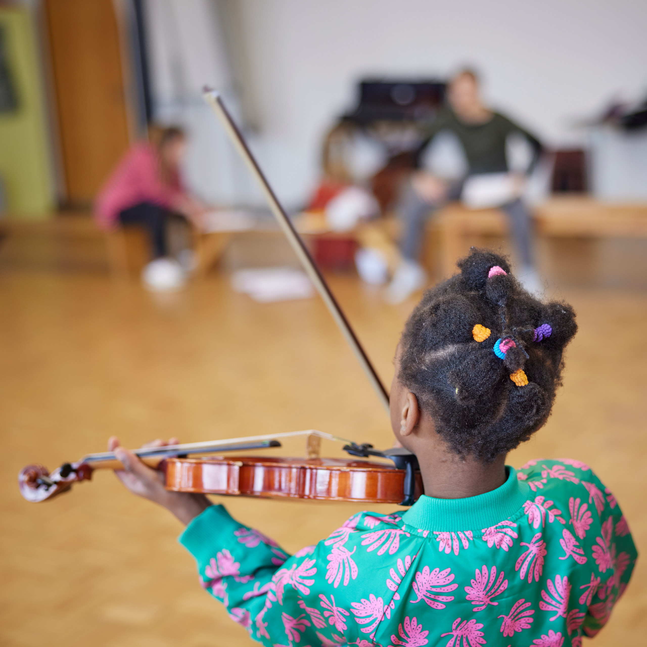 Mädchen spielt Geige