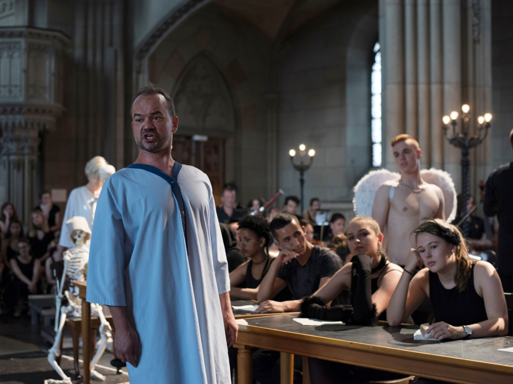 einzelner Saenger in Vordergrund, Saenger als Engel im Hintergrund