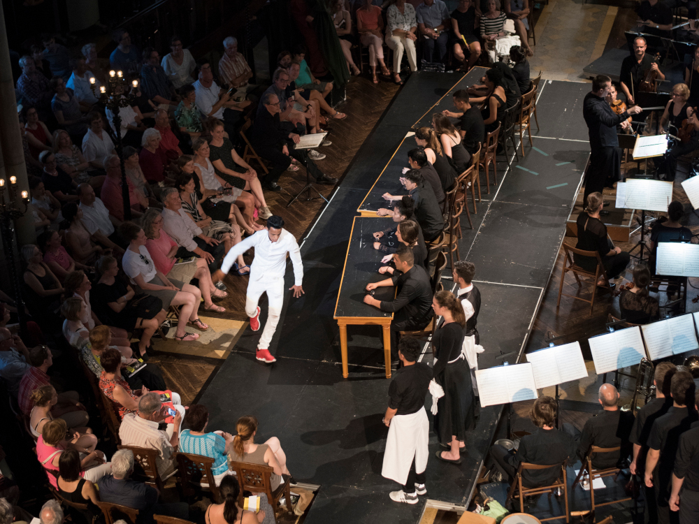 Buehne und Publikum von oben fotographiert