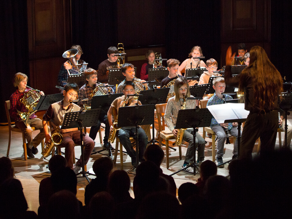 Blasorchester mit jungen Musiker:innen