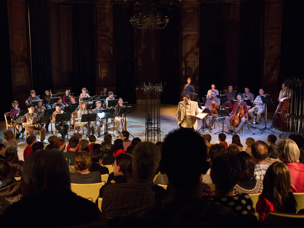 junges Orchester mit Solist