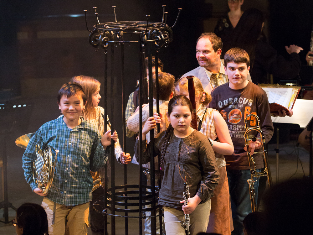 junge Musiker:innen stehen als Gruppe zusammen