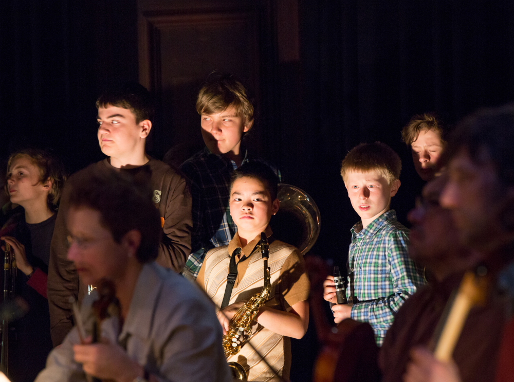 junge Musiker:innen stehen im Hintergrund