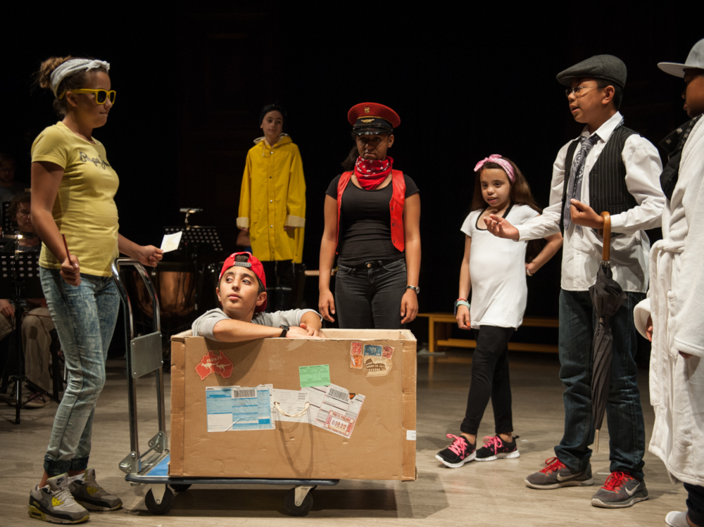 junge Schauspieler:innen stehen im Halbkreis