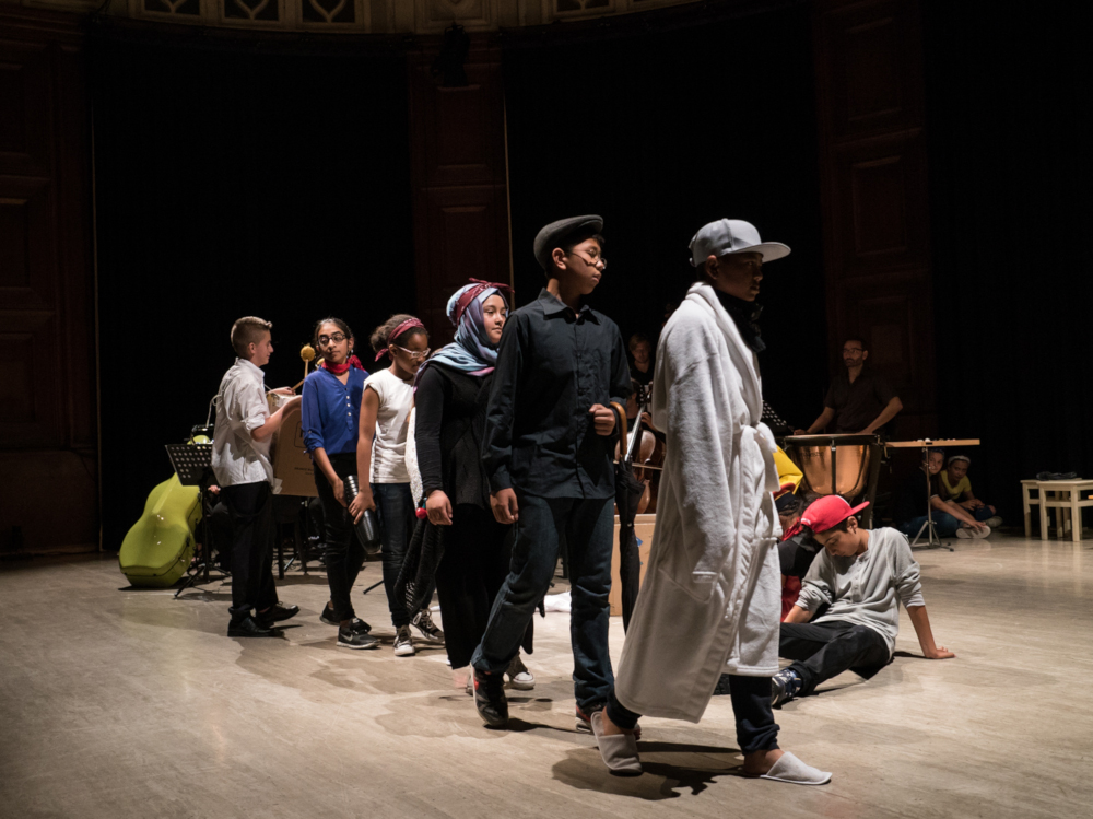 junge Schauspieler:innen auf der Bühne