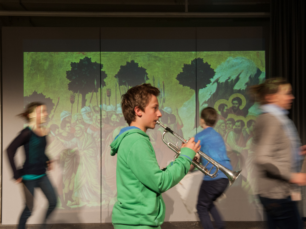 junger Trompeter im Zentrum