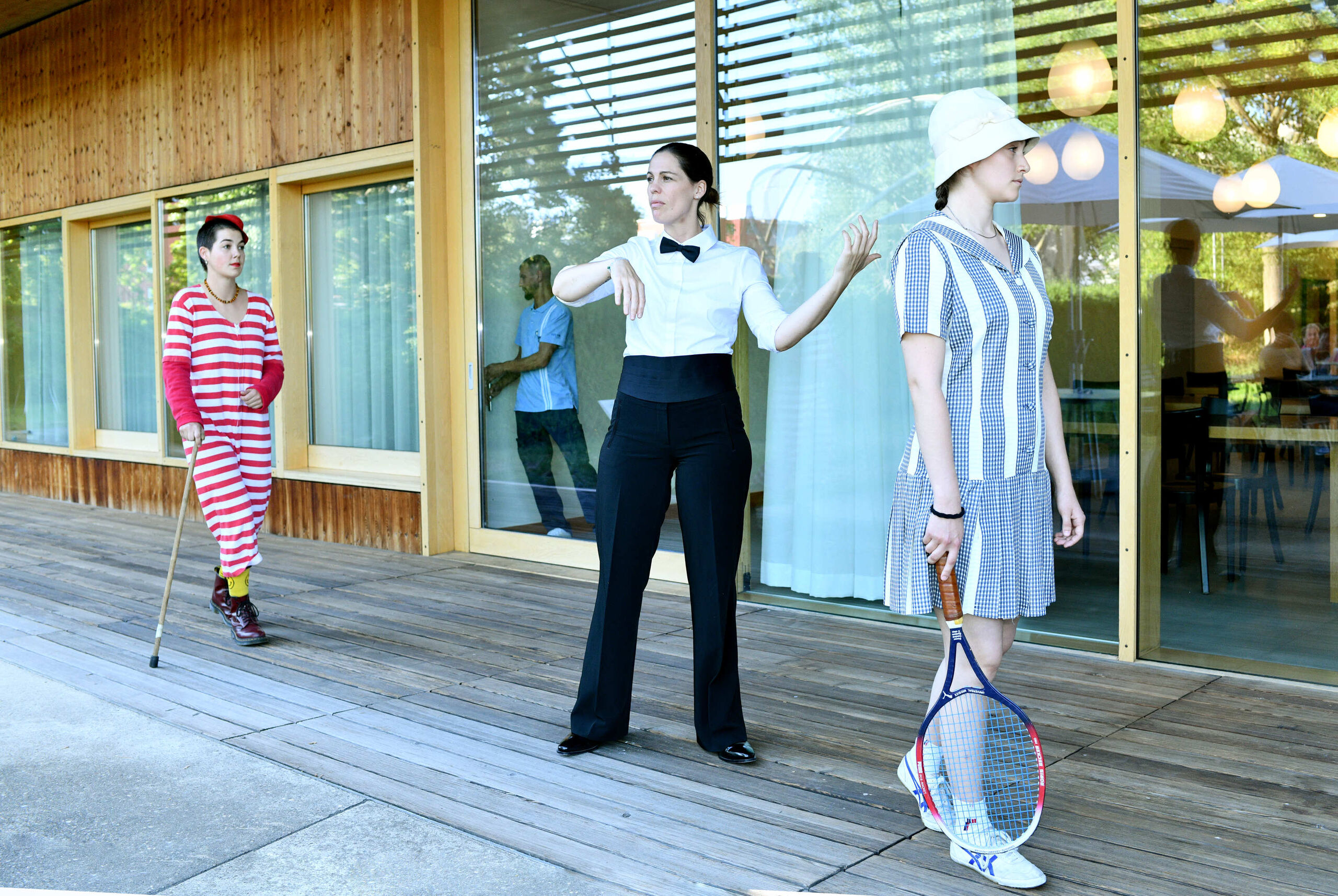 Portrait von drei verkleideten Darstellerinnen