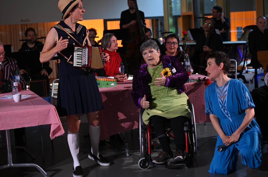 Drei Darstellerinnen singen ein Lied