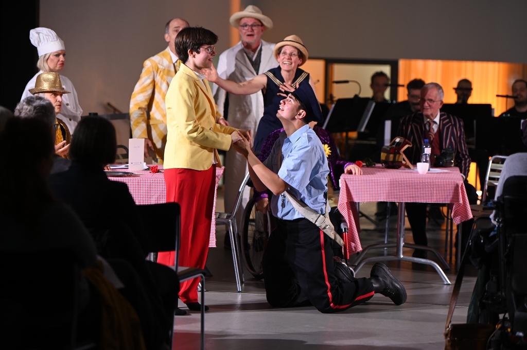 Der Polizist Belcore macht Adina einen Heiratsantrag