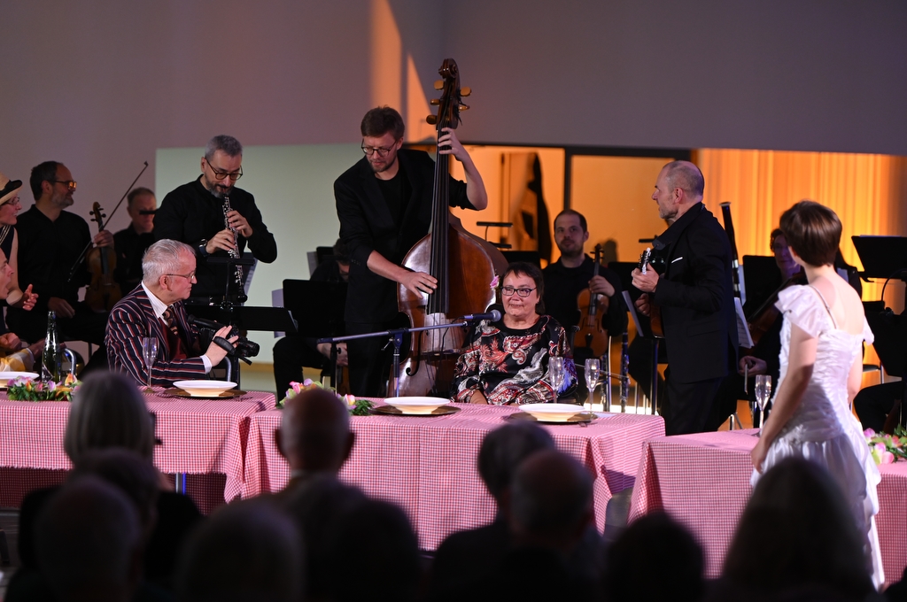 Drei Musiker begleiten den Gesang einer Darstellerin