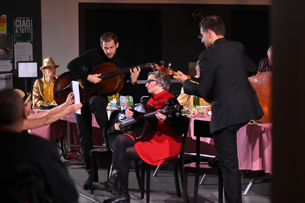 Drei Darsteller spielen das Cello wie eine Gitarre