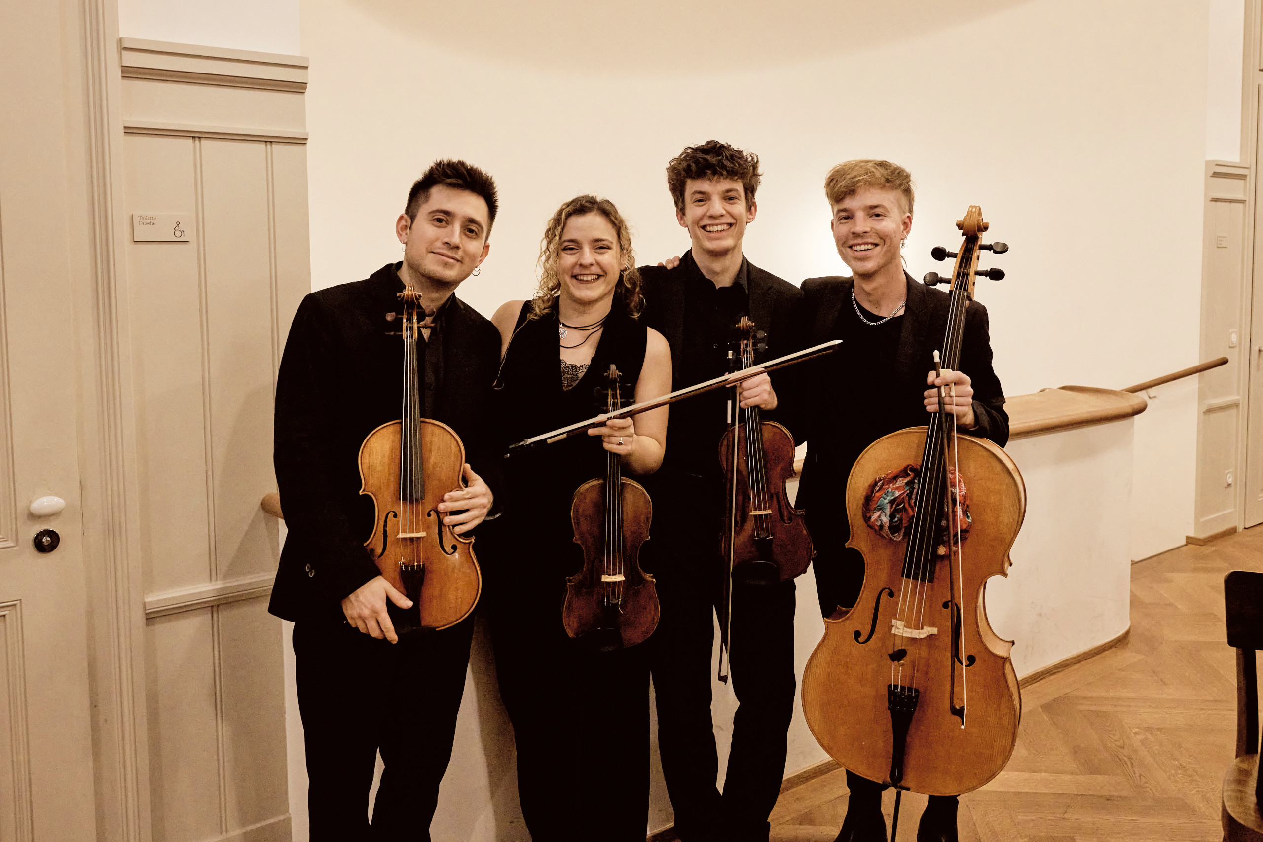 Gruppenfoto von vier Akademist:innen