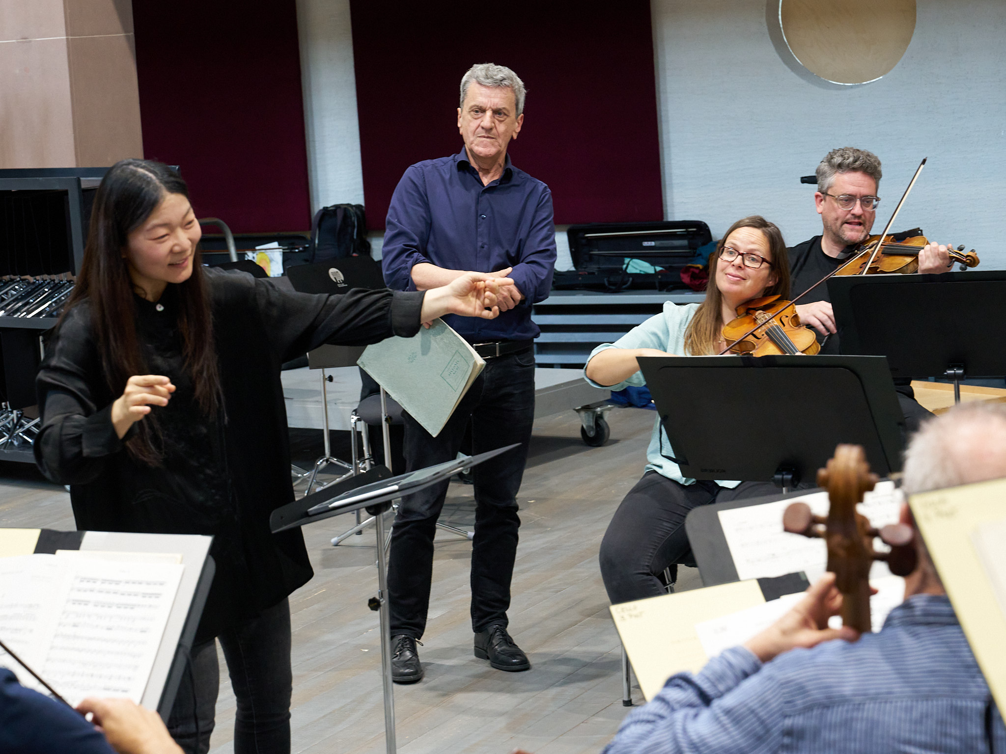 Junge Dirigentin bei der Arbeit.