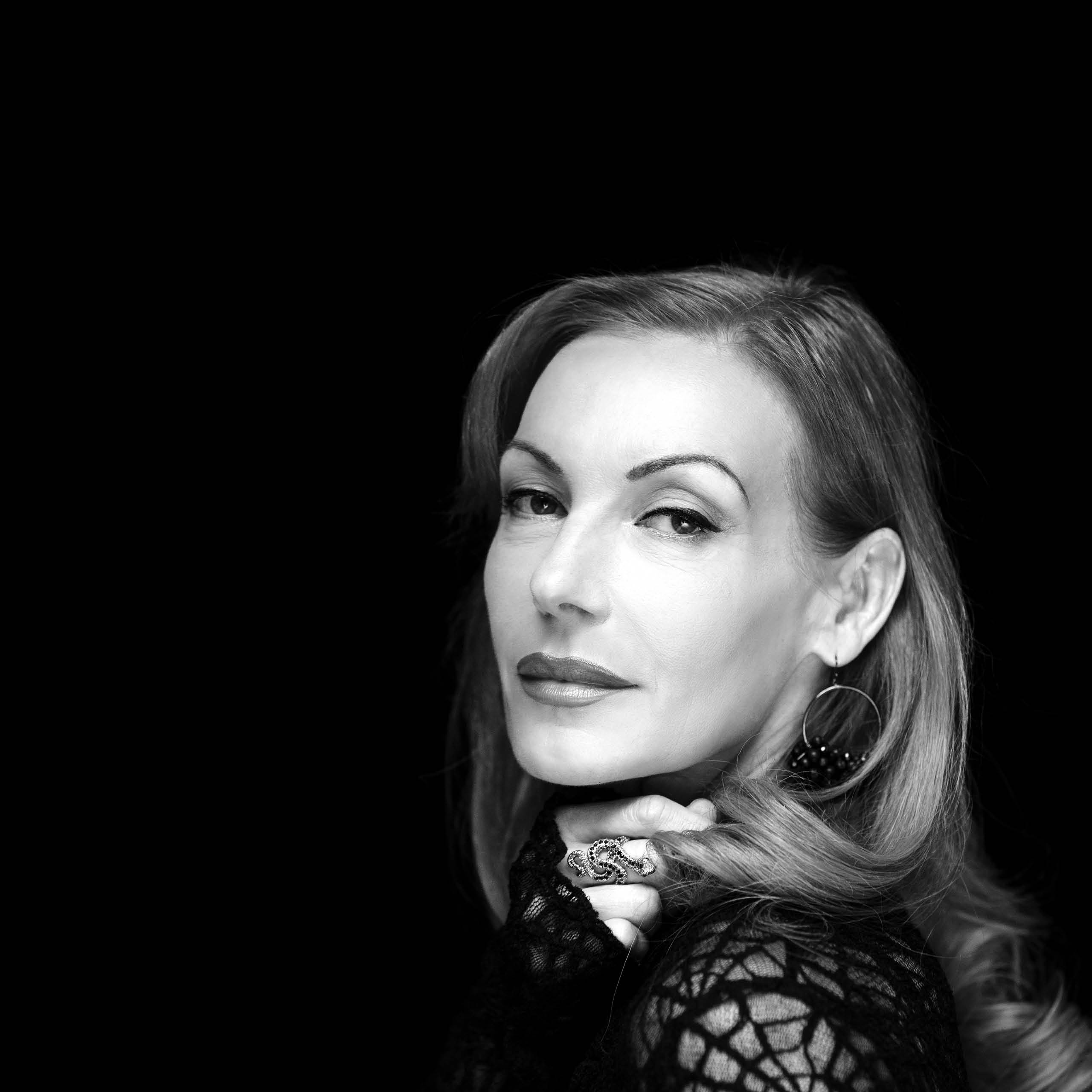 Portrait der Tänzerin, Musicaldarstellerin, Chansonsängerin und Schauspielerin Ute Lemper. Sie schaut direkt in die Kamera.