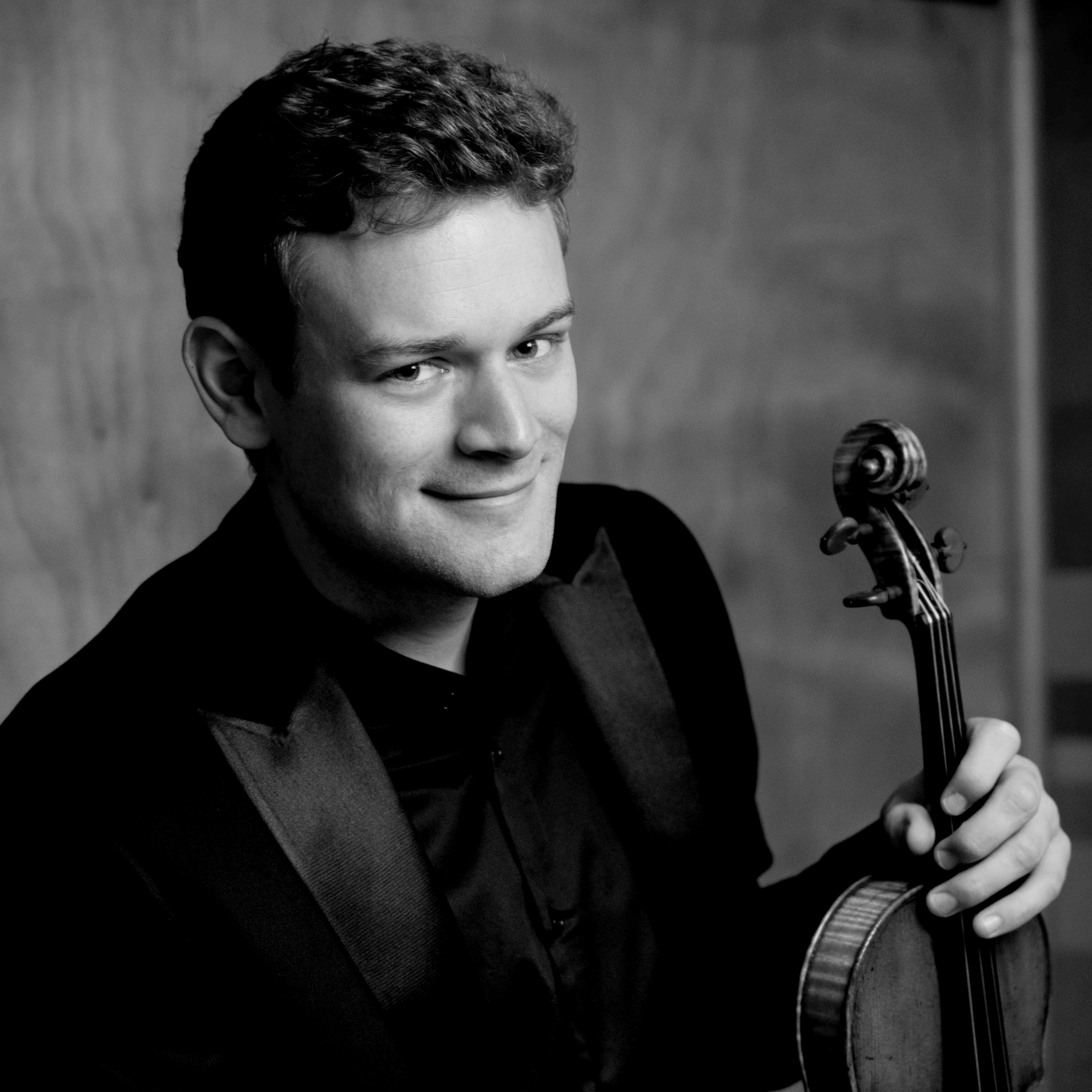 Portrait von Sebastian Bohnen, Schweizer Violinist. Er hält seine Geige in der Hand.