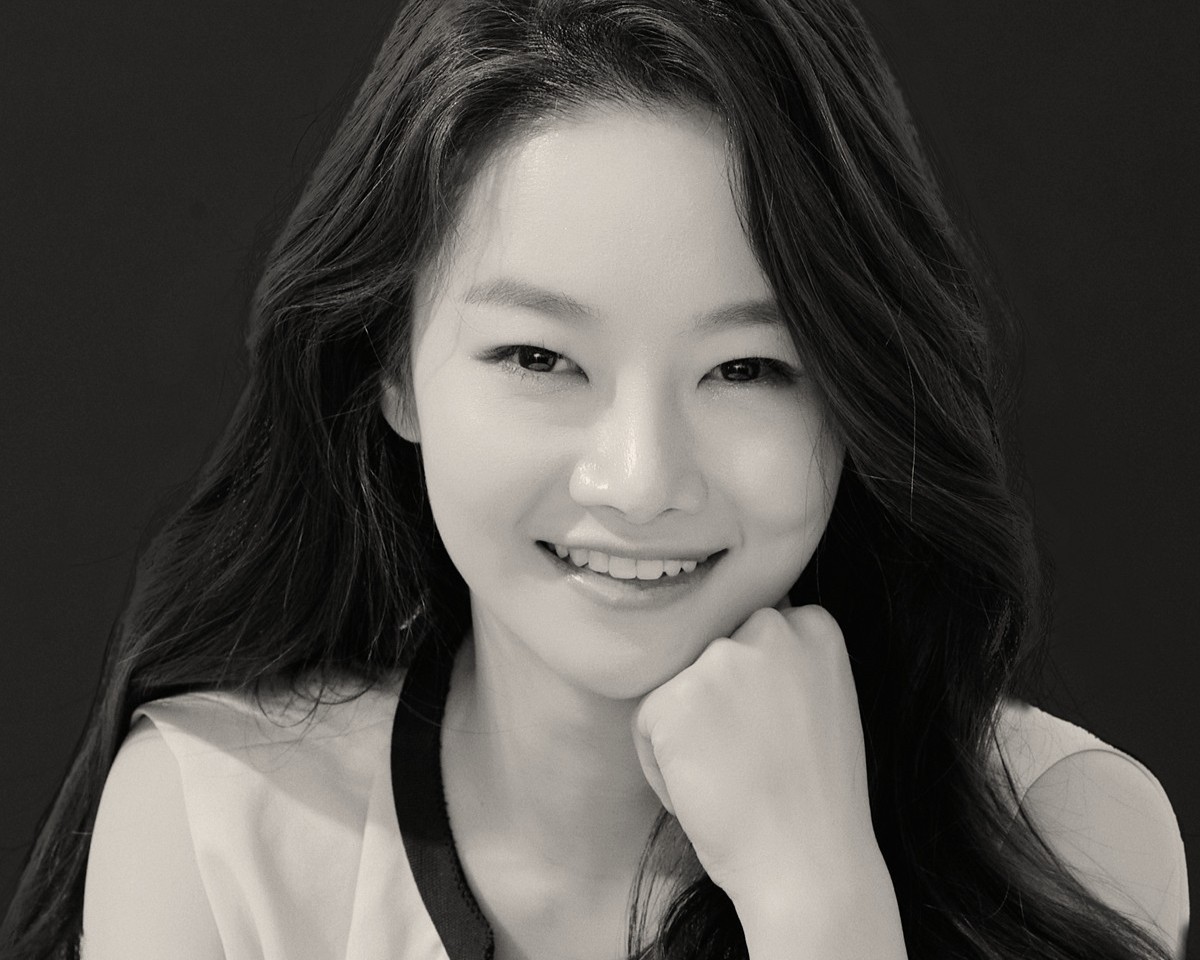 Portrait von Bomsori Kim. Sie stützt ihr Kinn auf Ihre Hand und blickt in die Kamera.