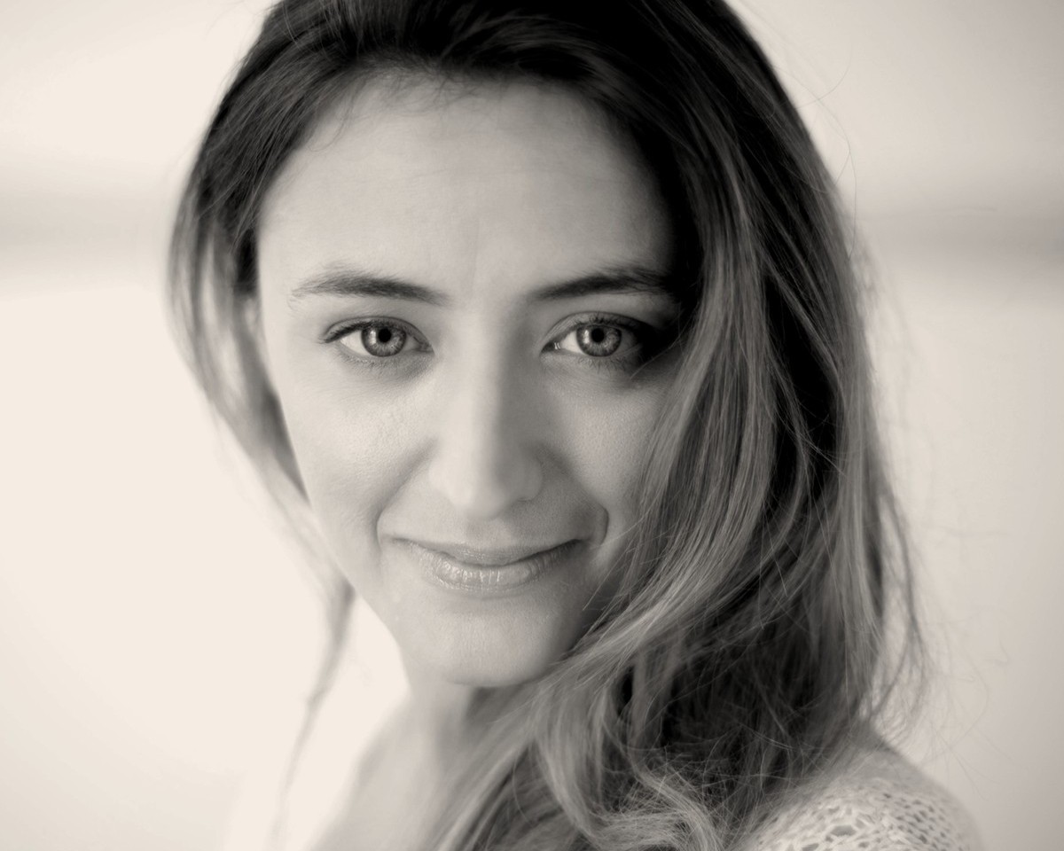 Portrait von Giulia Semenzato. Sie blickt in die Kamera und lächelt.