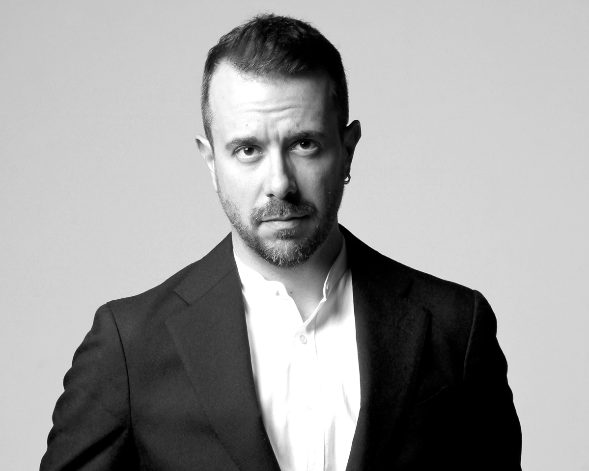 Portrait von Francesco Corti. Er trägt einen Anzug und blickt in die Kamera.