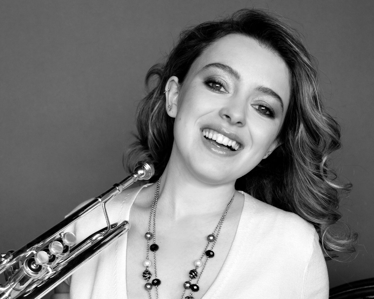 Portrait von Lucienne Renaudin Vary. Sie hält ihre Trompete ins Bild und blickt in die Kamera.