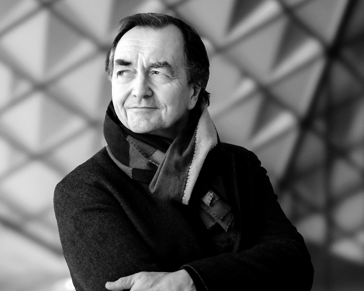 Portrait von Pierre Laurent Aimard. Er blickt an den linken Bildrand.