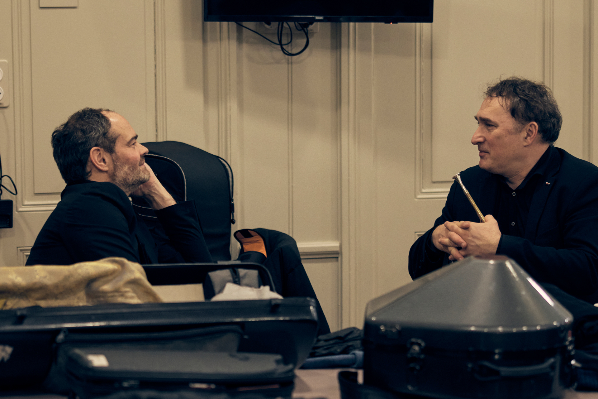 Zwei Musiker unterhalten sich backstage.