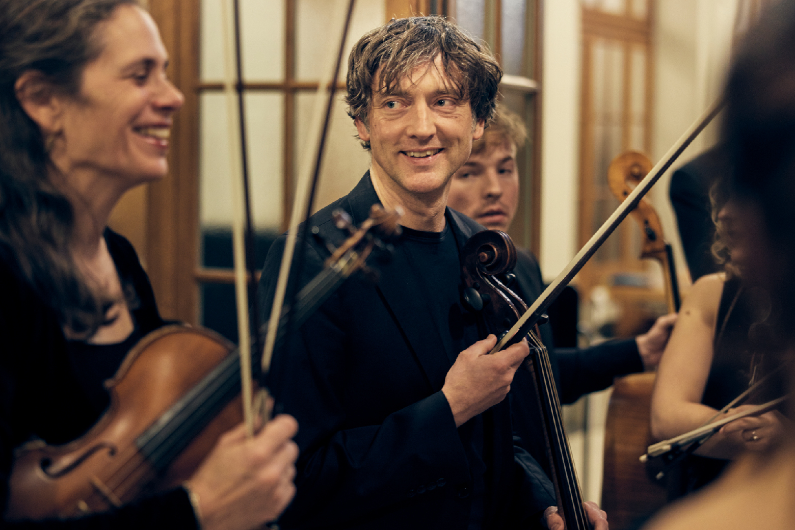 Musiker:innen unterhalten sich backstage.