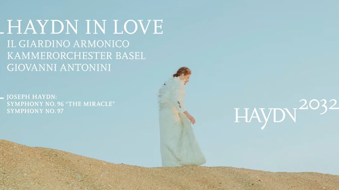 Visual der Produktion «Haydn in love». Eine Person im weissen Kleid läuft über eine Düne.