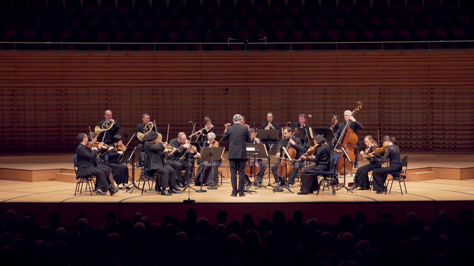 Das Kammerorchester Basel spielt auf der Bühne des KKL in Luzern.