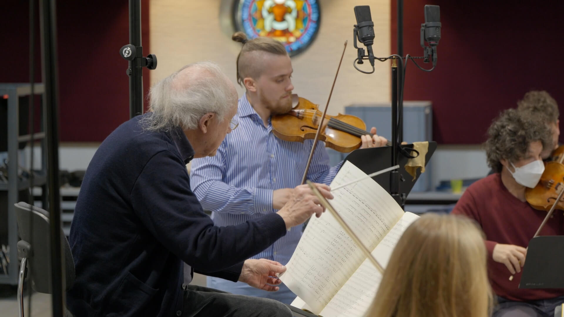 Der Dirigent Heinz Holliger probt mit dem Violinisten Dmitry Smirnov und dem Orchester.